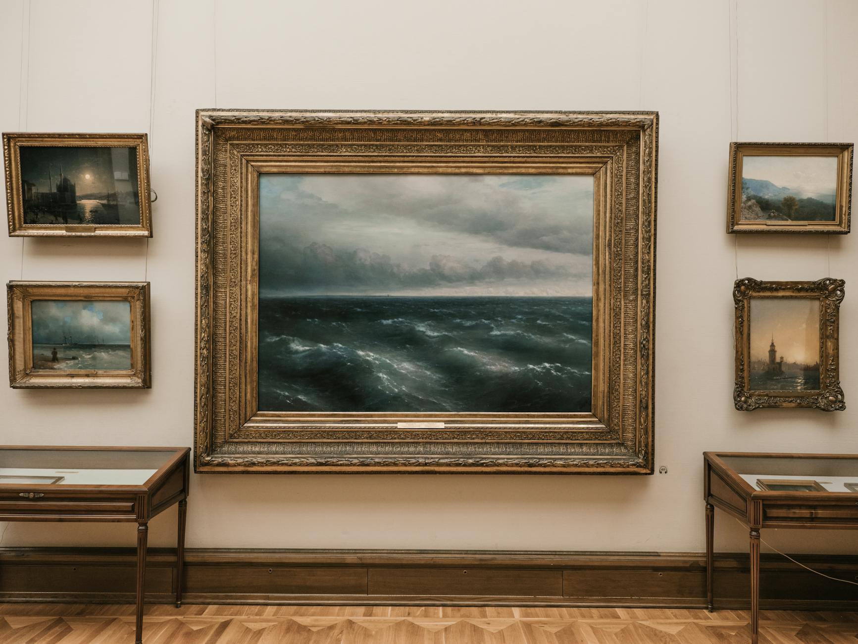 Art gallery in Edinburgh displaying paintings and fine art exhibitions