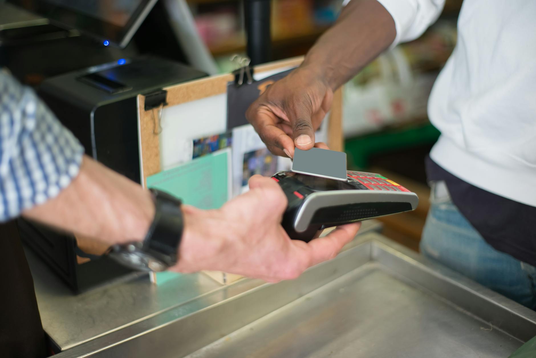 Traveller tapping a contactless bank card on an Edinburgh bus reader using the TapTapCap fare-capping system