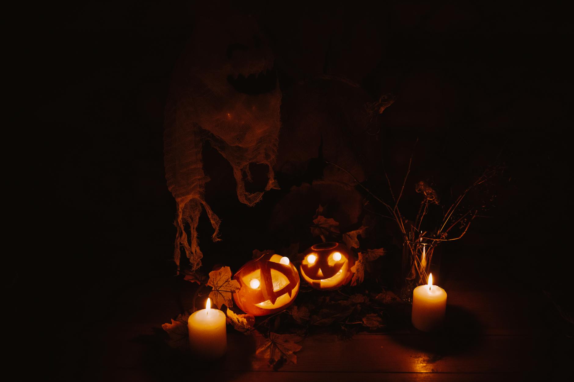 Edinburgh ghost tour through atmospheric closes and graveyards at night