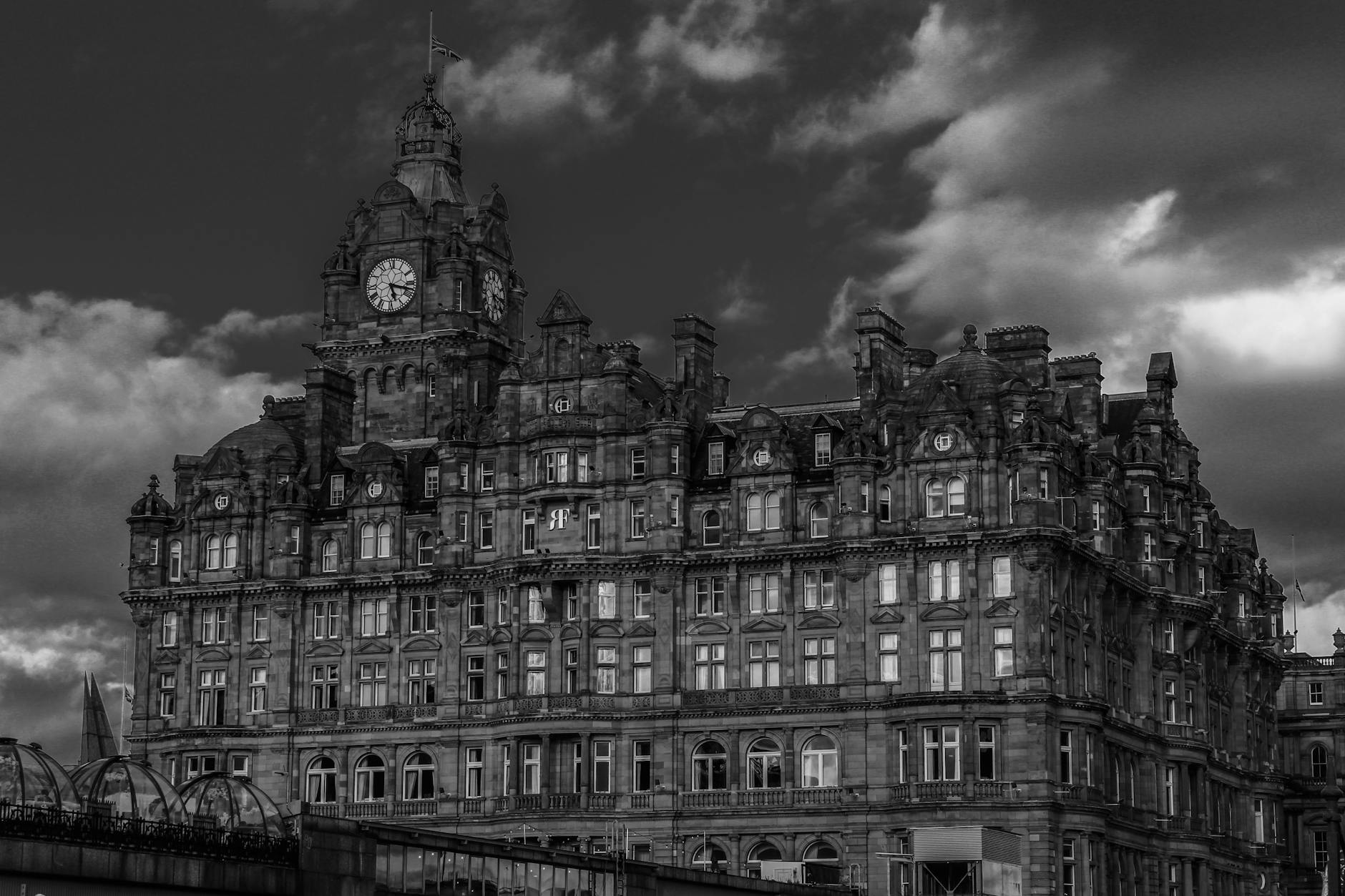 Edinburgh Old Town street with historic buildings — the best neighbourhood for first-time visitors wanting to stay in the heart of the action
