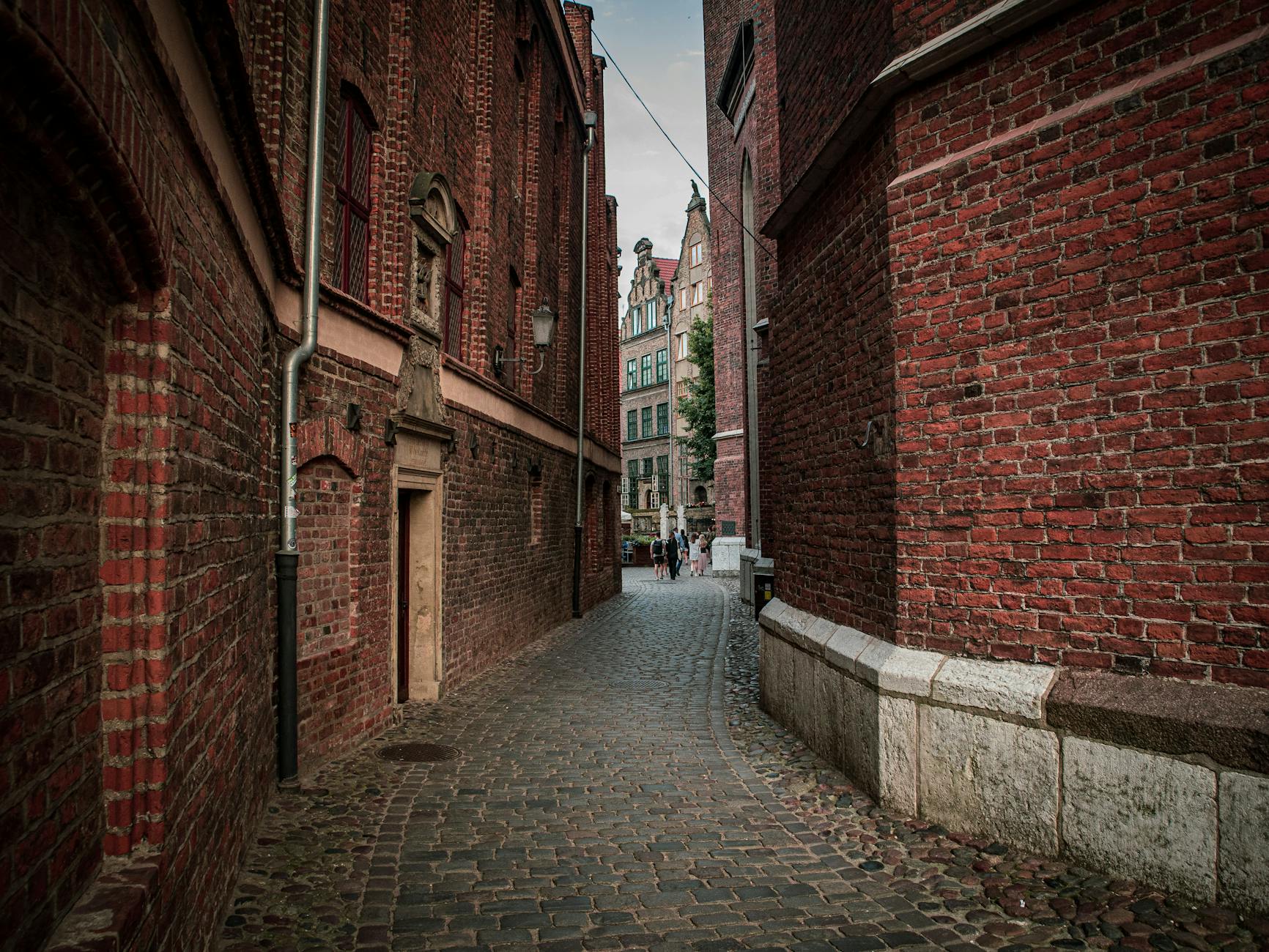Cobblestone streets of Edinburgh ideal for self-guided walking tours