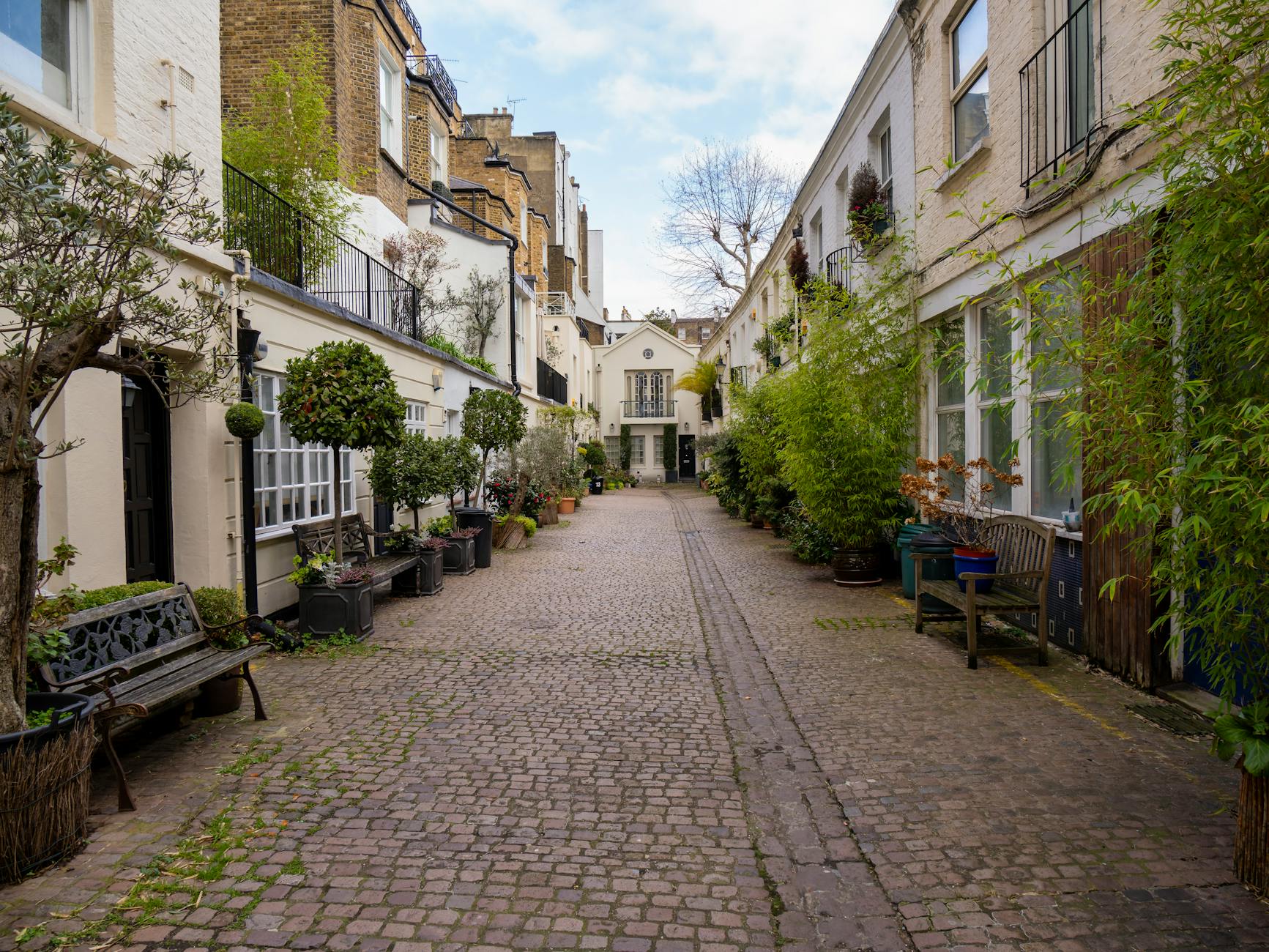 Circus Lane cobbled street in Stockbridge Edinburgh — unusual things to do in Edinburgh