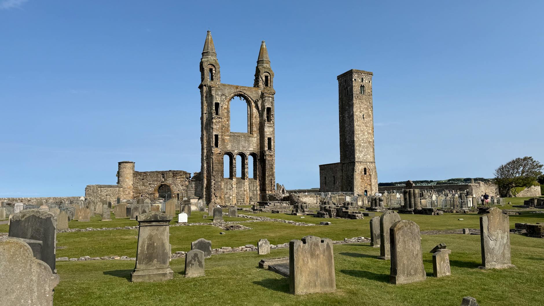 Historic St Andrews town and golf course on a day trip from Edinburgh