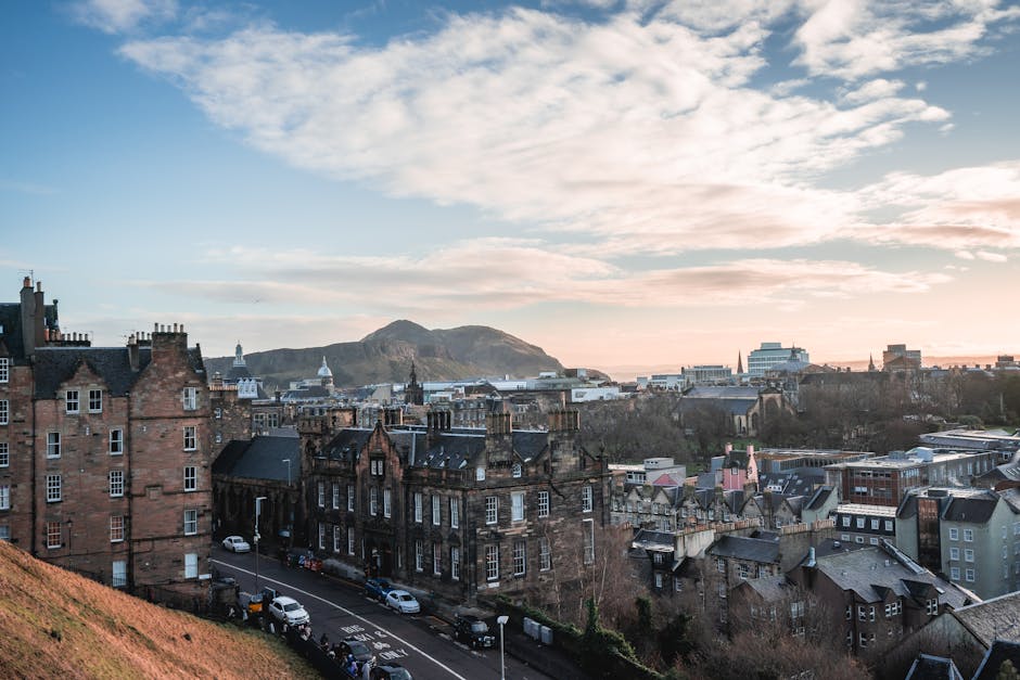 Small group tour exploring Edinburgh skyline